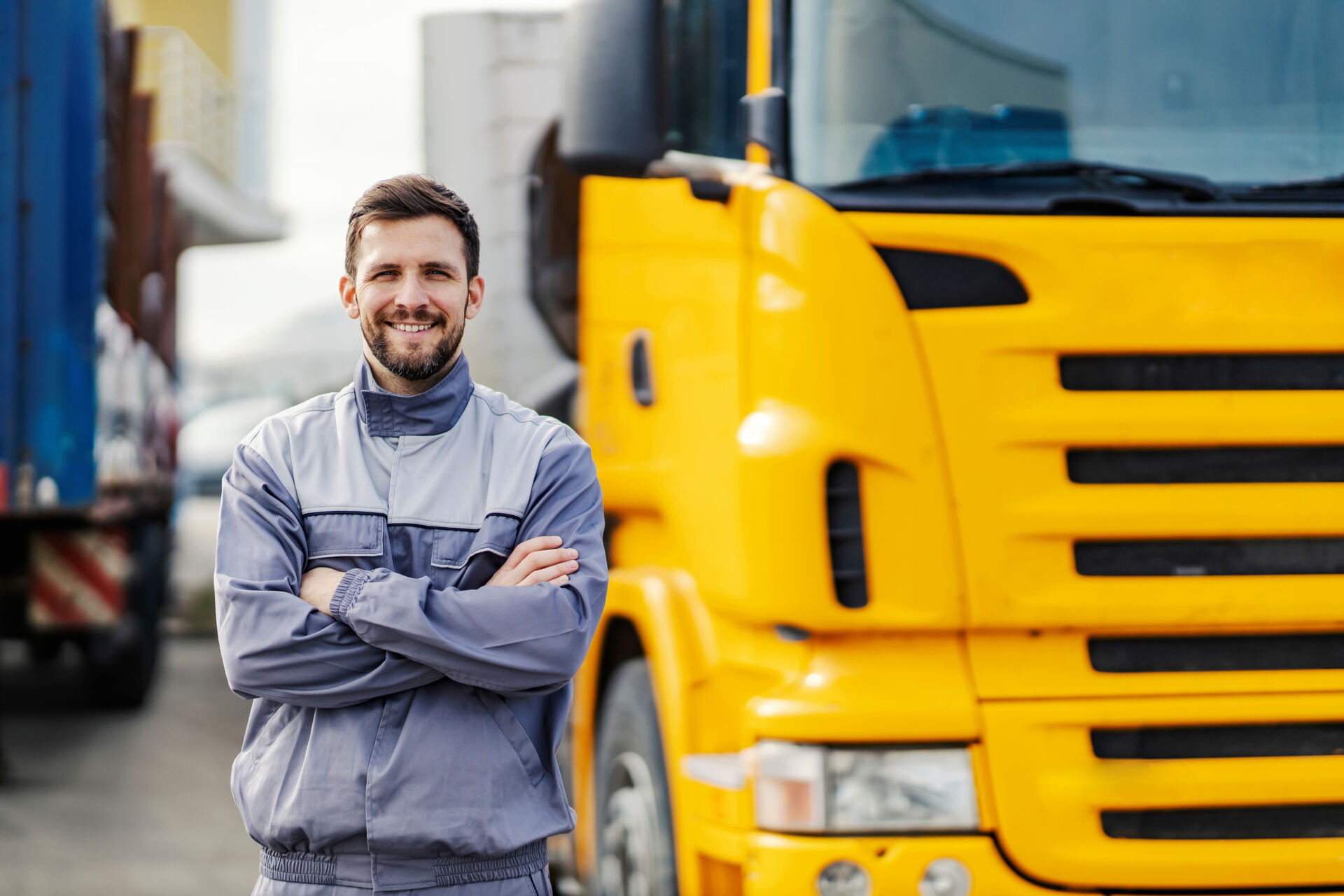 Person vor einem LKW für Transportfoto