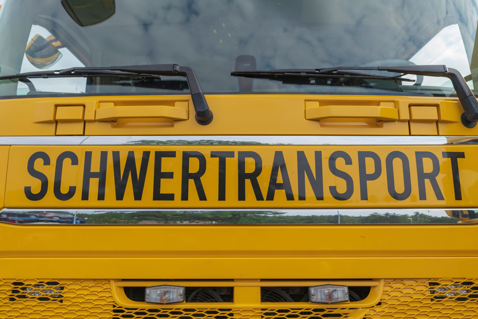 Schwertransport mit großem Lastwagen