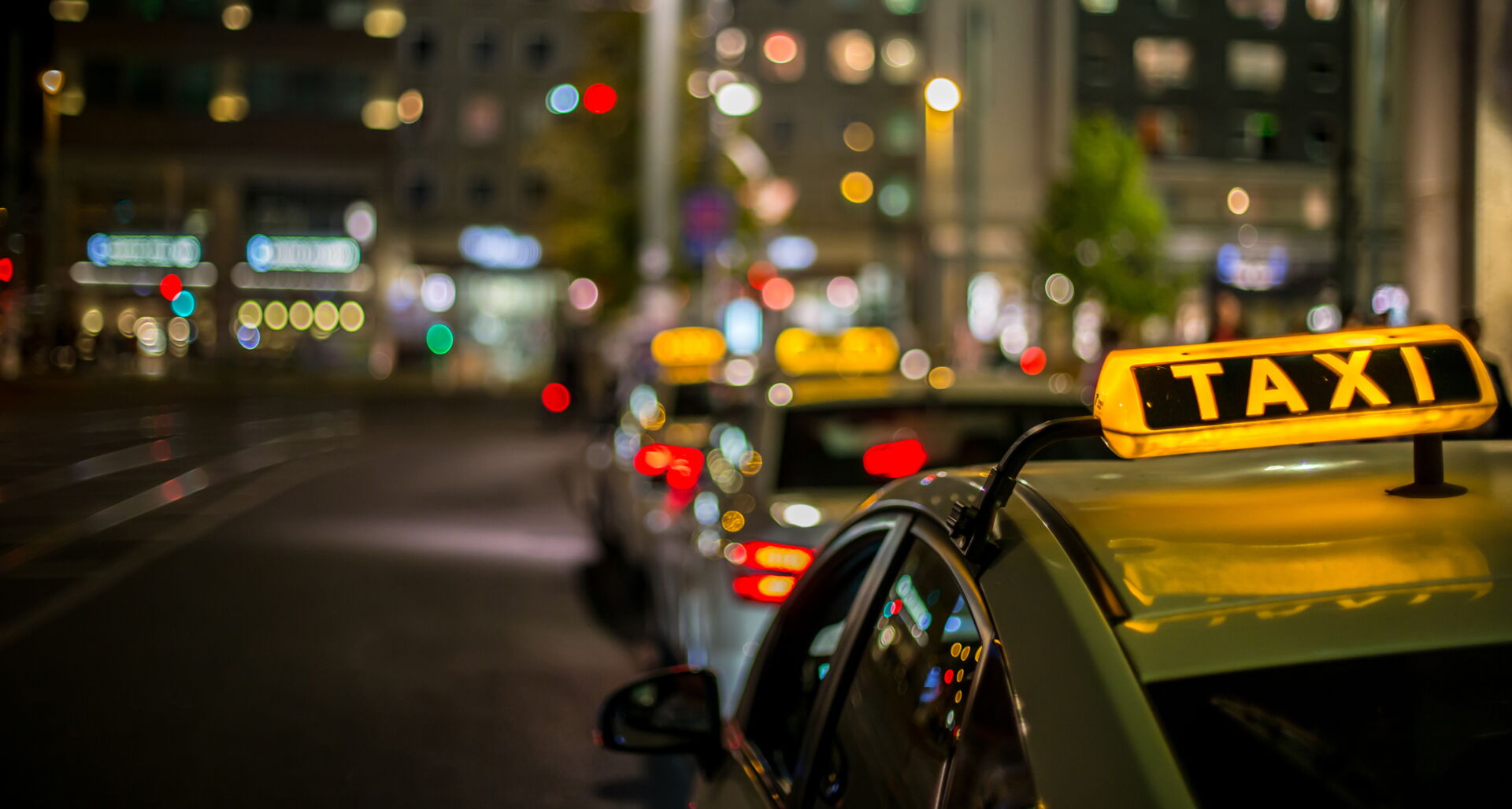 Taxi in der Stadt bei Nacht