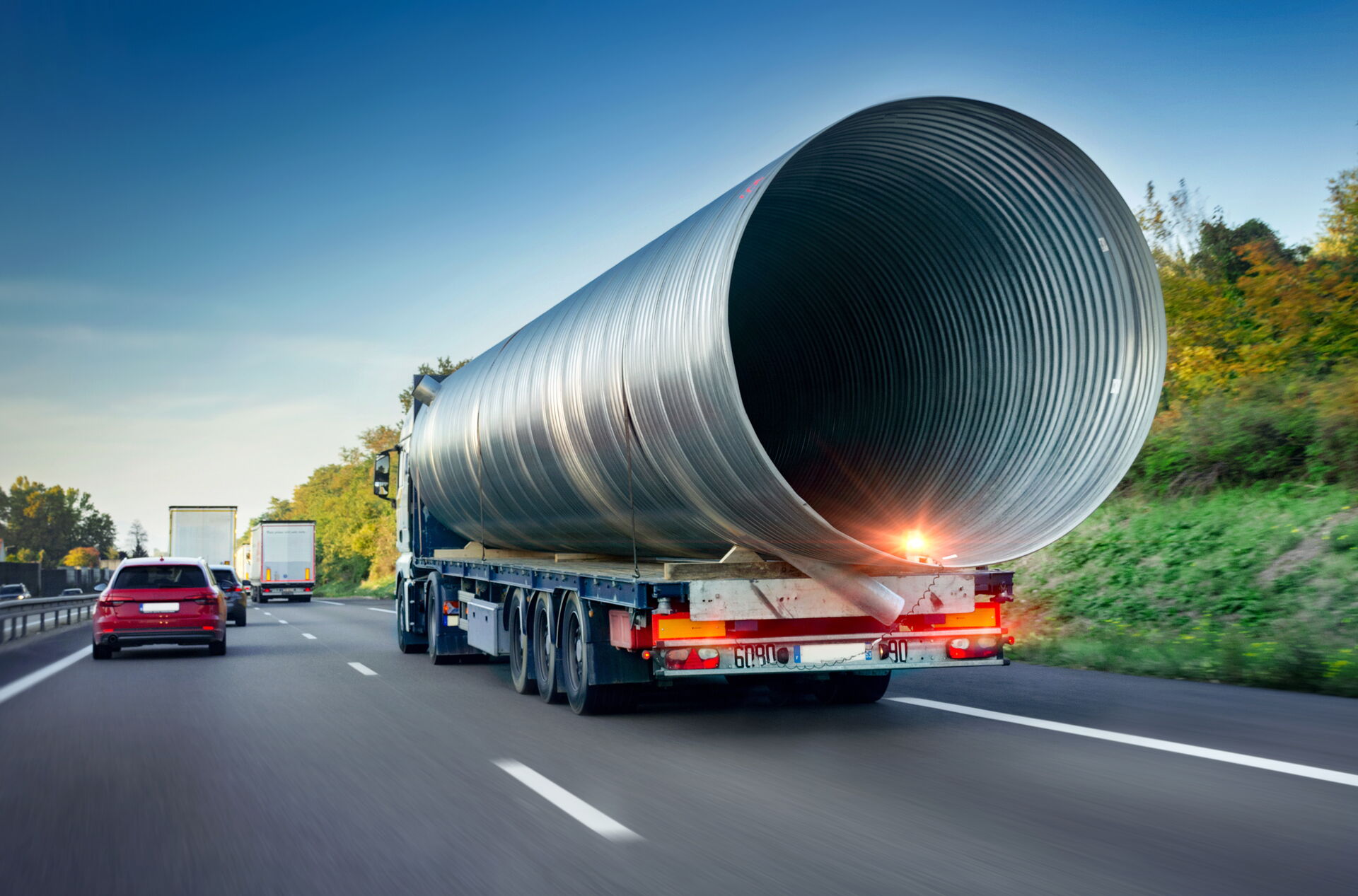 Lastwagen auf Autobahn mit Ladung