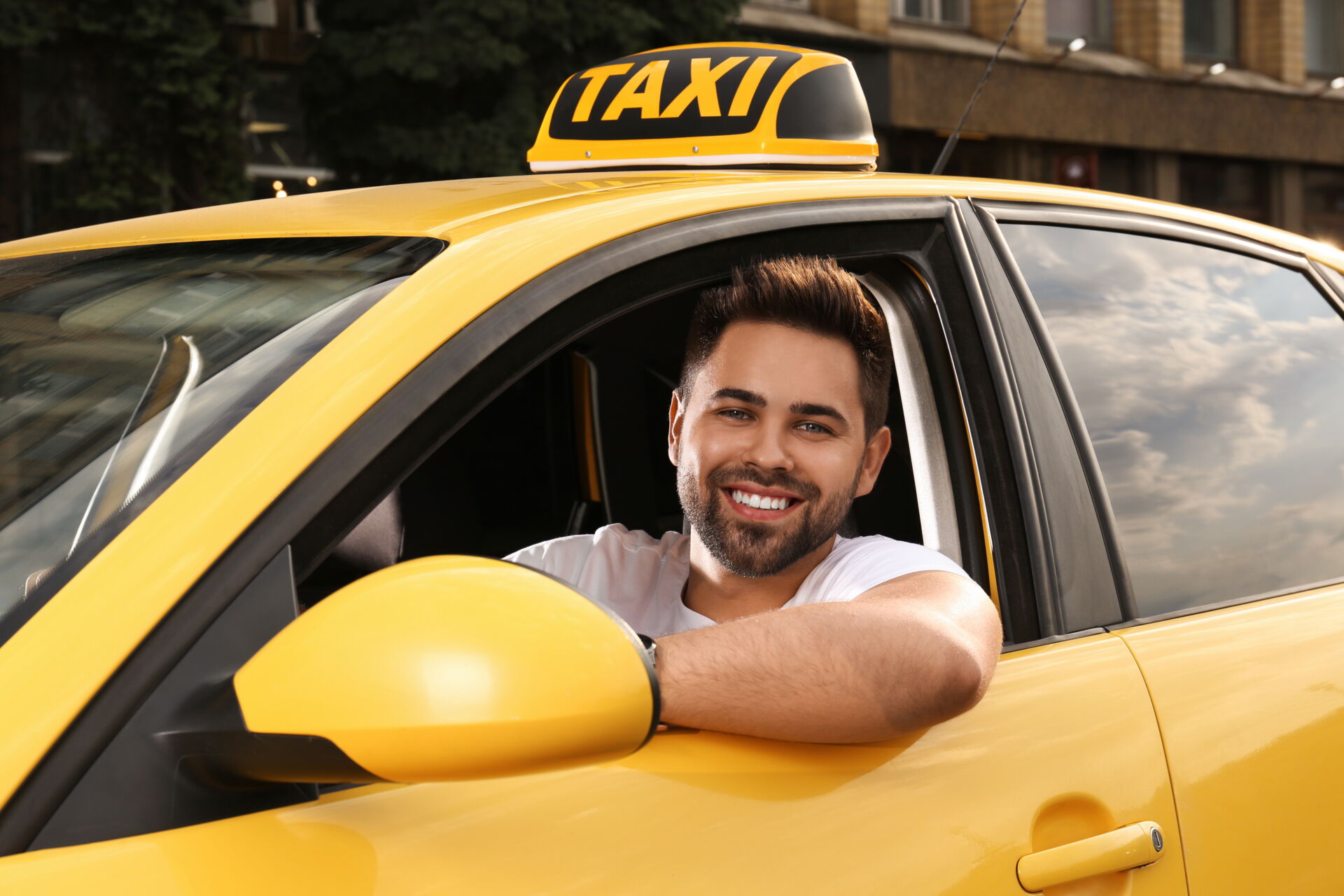 Glückliche Person steigt in Taxi ein